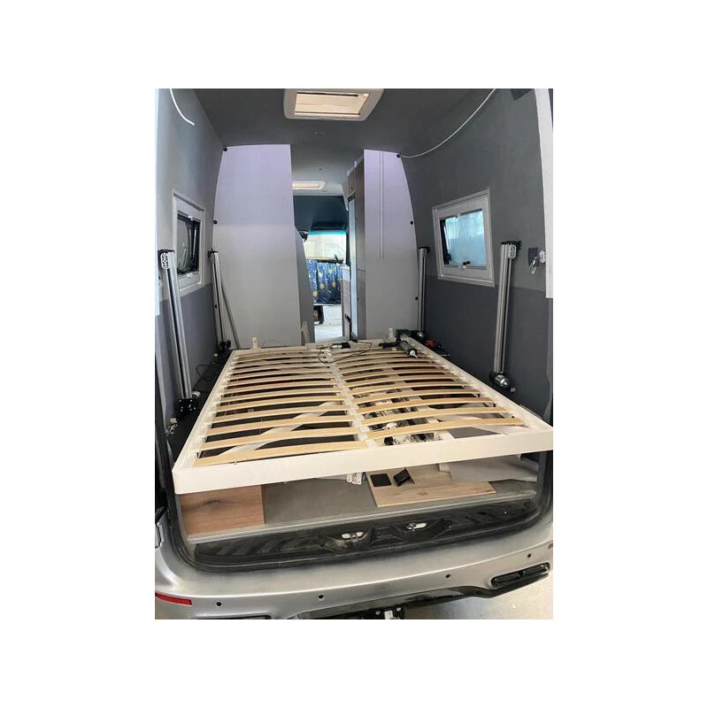 Lit escamotable électrique CARBEST déployé dans un van