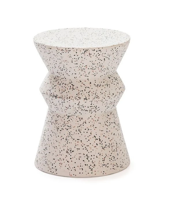 Tabouret Bas Epoxy Terrazo Blanc Manaka dans un intérieur design